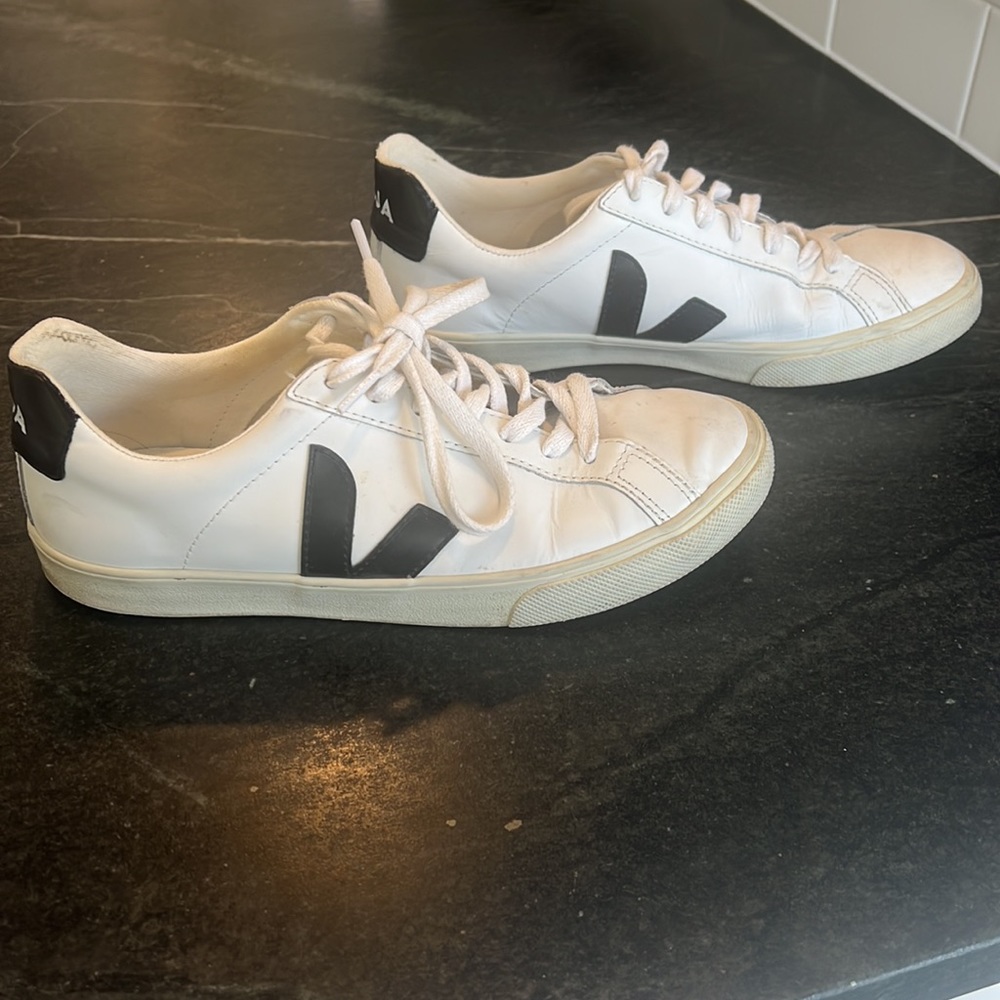VEJA Esplar Logo Leather Low-Top Sneakers 8